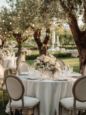 u4333443154_full_view_of_an_elegant_round_wedding_table_in_a__f54c208e-2001-4b08-9246-e3cb76c55d75_2